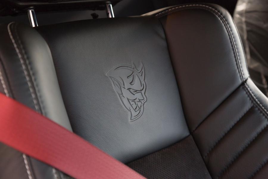 Детали интерьера Dodge Challenger SRT Demon (0589) 2018 года  (фото 4 из 36)
